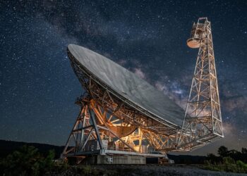 Um gigantesco radiotelescópio, o Green Bank Telescope, acompanha objetos no espaço alterando a própria superfície durante as observações