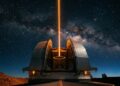 Um gigantesco telescópio instalado no topo de uma montanha utiliza espelhos adaptativos para corrigir a turbulência da atmosfera em tempo real
