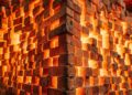 Tijolos aquecidos acima de 1.000 °C em uma bateria térmica Rondo guardam energia solar durante o dia para manter fábricas produzindo vapor à noite