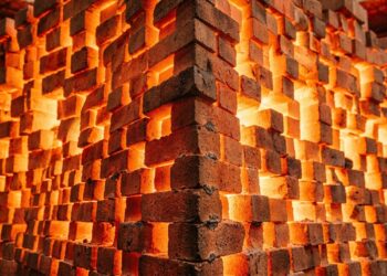 Tijolos aquecidos acima de 1.000 °C em uma bateria térmica Rondo guardam energia solar durante o dia para manter fábricas produzindo vapor à noite