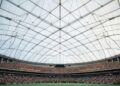 Uma enorme cobertura pneumática usa a pressão do ar para manter o teto do Tokyo Dome suspenso