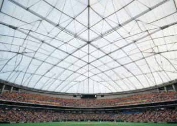 Uma enorme cobertura pneumática usa a pressão do ar para manter o teto do Tokyo Dome suspenso
