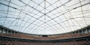 Uma enorme cobertura pneumática usa a pressão do ar para manter o teto do Tokyo Dome suspenso