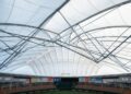 Uma arena coberta por um enorme domo pneumático mantém a pressão interna ligeiramente maior para sustentar toda a cobertura