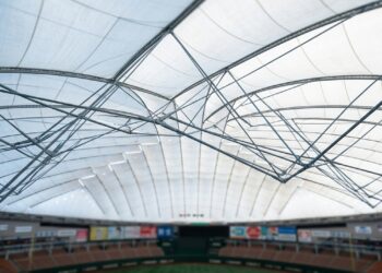 Uma arena coberta por um enorme domo pneumático mantém a pressão interna ligeiramente maior para sustentar toda a cobertura