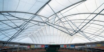 Uma arena coberta por um enorme domo pneumático mantém a pressão interna ligeiramente maior para sustentar toda a cobertura