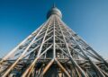A Tokyo Skytree, uma torre de 634 metros, usa um núcleo de concreto e amortecedores ocultos para resistir aos terremotos do Japão