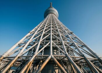 A Tokyo Skytree, uma torre de 634 metros, usa um núcleo de concreto e amortecedores ocultos para resistir aos terremotos do Japão