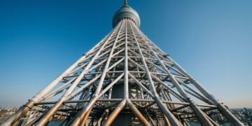 A Tokyo Skytree, uma torre de 634 metros, usa um núcleo de concreto e amortecedores ocultos para resistir aos terremotos do Japão