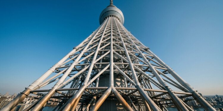 A Tokyo Skytree, uma torre de 634 metros, usa um núcleo de concreto e amortecedores ocultos para resistir aos terremotos do Japão