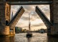 Construída sobre o rio sem interromper a navegação, a Tower Bridge ergue seus dois tabuleiros centrais para a passagem de grandes embarcações