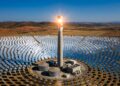 Com espelhos espalhados por um enorme campo solar, a Gemasolar concentra luz suficiente para aquecer sais e produzir energia após o pôr do sol