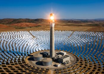 Com espelhos espalhados por um enorme campo solar, a Gemasolar concentra luz suficiente para aquecer sais e produzir energia após o pôr do sol