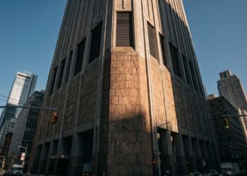 Uma torre de 168 metros praticamente sem janelas foi construída para guardar enormes equipamentos de telecomunicações