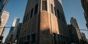 Uma torre de 168 metros praticamente sem janelas foi construída para guardar enormes equipamentos de telecomunicações
