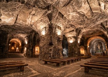 Uma igreja subterrânea foi escavada 180 metros abaixo da terra e transformou antigas galerias de uma mina de sal em uma catedral monumental na Colômbia