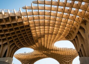 Com mais de 11 mil metros quadrados de cobertura, o Metropol Parasol transformou uma praça histórica em uma estrutura futurista