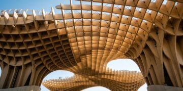 Com mais de 11 mil metros quadrados de cobertura, o Metropol Parasol transformou uma praça histórica em uma estrutura futurista