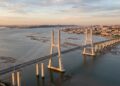 Com mais de 6 quilômetros de extensão, a Ponte Vasco da Gama foi construída para atravessar um estuário onde o solo muda constantemente
