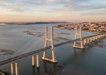 Com mais de 6 quilômetros de extensão, a Ponte Vasco da Gama foi construída para atravessar um estuário onde o solo muda constantemente