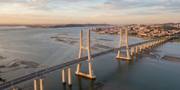 Com mais de 6 quilômetros de extensão, a Ponte Vasco da Gama foi construída para atravessar um estuário onde o solo muda constantemente