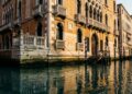 Construído sobre estacas de madeira, um palácio veneziano continua de pé mesmo cercado por água há séculos