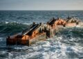 Ondas do oceano movimentam enormes conversores de ondas que tentam transformar o sobe e desce do mar em eletricidade