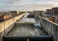 Um canal de concreto de quase 300 metros produz ondas de até 4,5 metros para levar diques experimentais ao limite antes que o mar faça isso de verdade