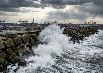 Um enorme quebra-mar de concreto protege um dos portos mais movimentados do mundo desde a expansão da Maasvlakte 2