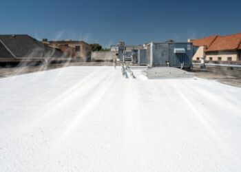 Uma tinta radiativa desenvolvida para telhados consegue refletir quase toda a luz do Sol e ajuda edifícios a permanecerem mais frescos