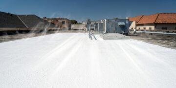 Uma tinta radiativa desenvolvida para telhados consegue refletir quase toda a luz do Sol e ajuda edifícios a permanecerem mais frescos