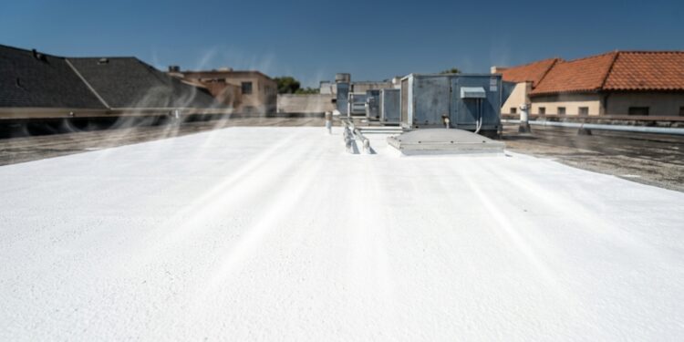Uma tinta radiativa desenvolvida para telhados consegue refletir quase toda a luz do Sol e ajuda edifícios a permanecerem mais frescos