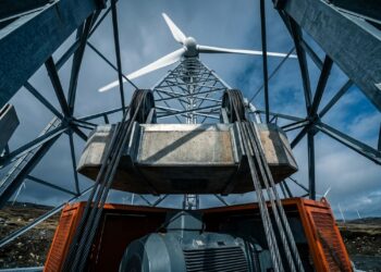 Torres eólicas podem guardar energia dentro da própria estrutura usando uma massa suspensa e gravidade quando sobra eletricidade