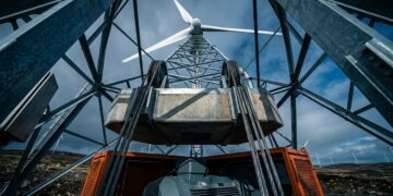 Torres eólicas podem guardar energia dentro da própria estrutura usando uma massa suspensa e gravidade quando sobra eletricidade
