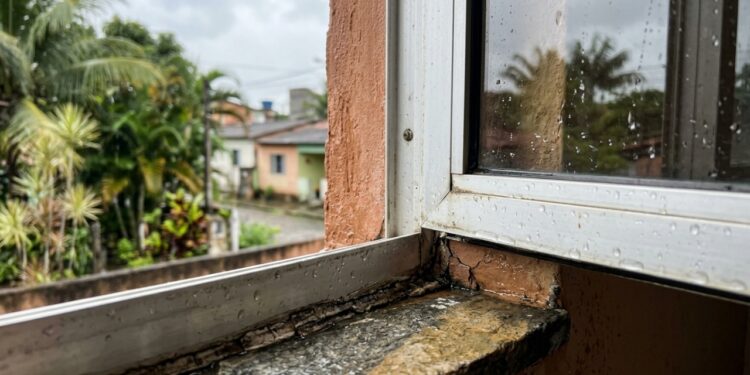 Infiltração na janela pode começar no peitoril, na vedação ou em pequenas fissuras ao redor do vão