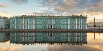 Erguido sobre solo úmido às margens do Neva, o Palácio de Inverno permanece de pé há mais de 260 anos