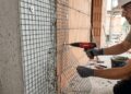 Quanto custa transformar uma garagem de 20 m² em suíte em 2026? O banheiro pesa mais que as paredes