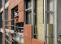 Fachada ventilada cria uma segunda pele que ajuda a proteger a casa do calor e da umidade