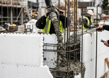 No lugar de tijolos, blocos de EPS viram fôrmas permanentes, recebem concreto por dentro e levantam paredes estruturais que já saem da obra com isolamento térmico incorporado