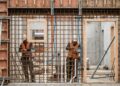 Parede de concreto é moldada inteira com instalações escondidas antes da concretagem