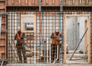 Parede de concreto é moldada inteira com instalações escondidas antes da concretagem