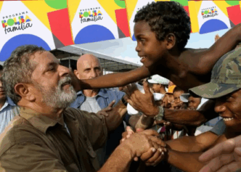 Lula aumenta valor do Bolsa Família a menos de 3 semanas das eleições