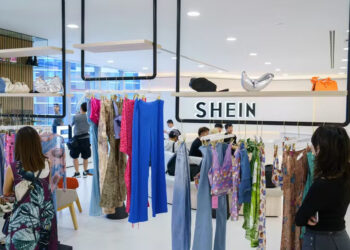 Shein tem estreia modesta em Hong Kong, com IPO de US$ 1,7 bilhão e queda de 10% na abertura