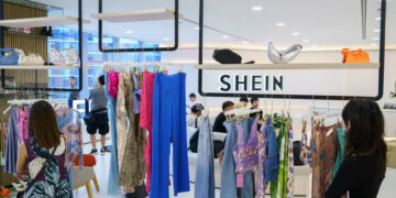 Shein tem estreia modesta em Hong Kong, com IPO de US$ 1,7 bilhão e queda de 10% na abertura