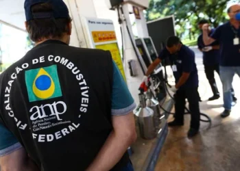 ANP multa distribuidoras em R$ 200 milhões por aumentos abusivos de 1.350%