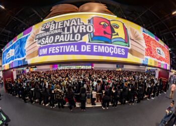 Bienal bate recorde, mas crise, papel caro e juros travam mercado de livros