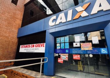 Greve na Caixa completa duas semanas, enquanto banco marca leilão com 67% de desconto