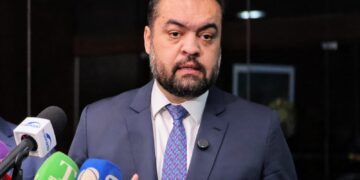 PF aponta que Cláudio Castro recebeu adega, mansão e caviar para ajudar Refit