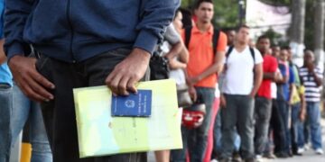 Desemprego atinge menor nível da história em trimestre até agosto; informalidade aumenta