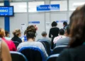 Pessoas aguardando atendimento em uma agência do INSS.